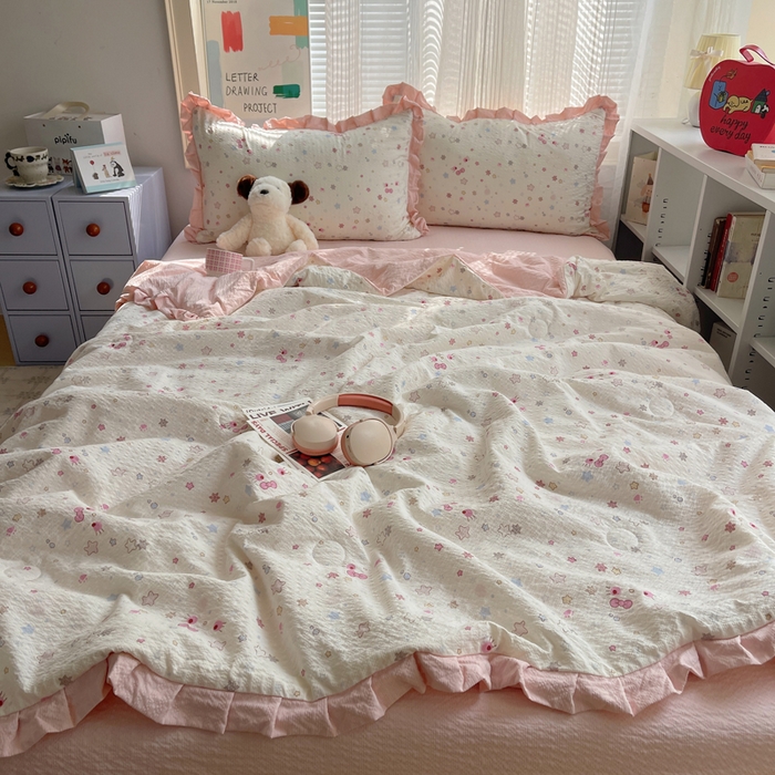 91家纺网 家纺一手货源 找家纺 迪梦姿家纺 2026新款泡芙纱花边款夏被四件套 躲猫猫