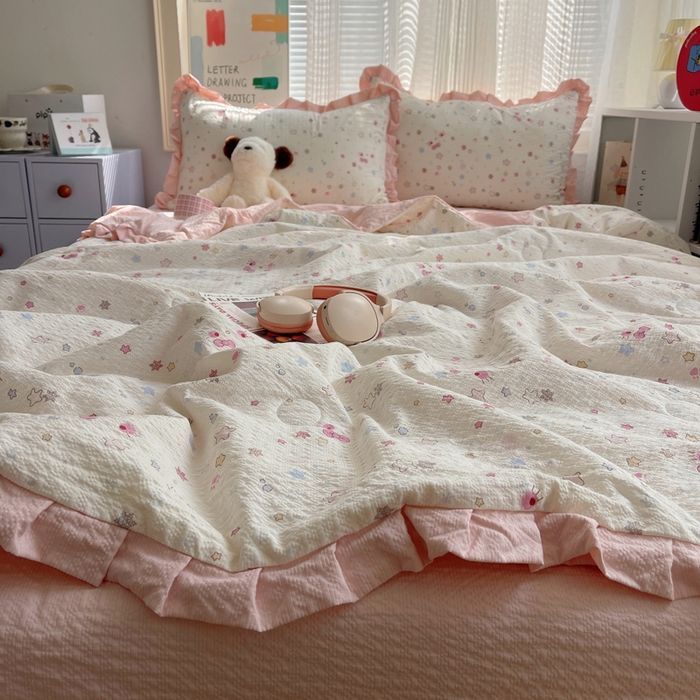 91家纺网 家纺一手货源 找家纺 迪梦姿家纺 2026新款泡芙纱花边款夏被四件套 躲猫猫