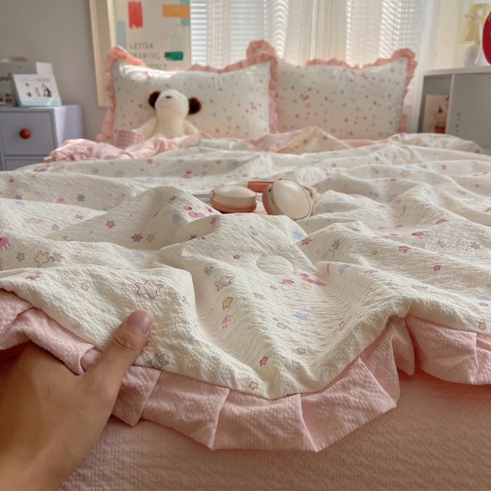 91家纺网 家纺一手货源 找家纺 迪梦姿家纺 2026新款泡芙纱花边款夏被四件套 躲猫猫