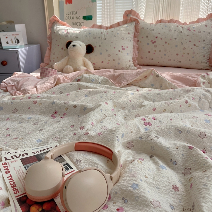 91家纺网 家纺一手货源 找家纺 迪梦姿家纺 2026新款泡芙纱花边款夏被四件套 躲猫猫