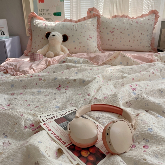 91家纺网 家纺一手货源 找家纺 迪梦姿家纺 2026新款泡芙纱花边款夏被四件套 躲猫猫