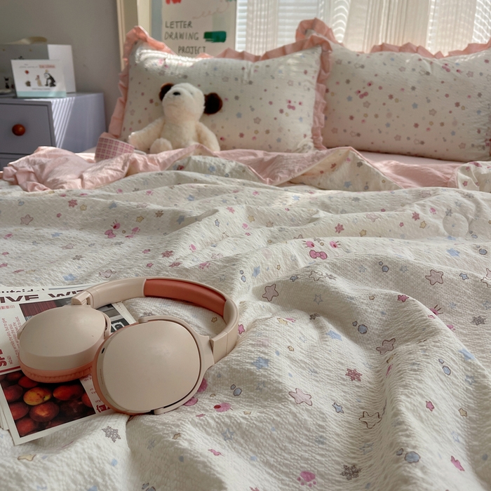 91家纺网 家纺一手货源 找家纺 迪梦姿家纺 2026新款泡芙纱花边款夏被四件套 躲猫猫