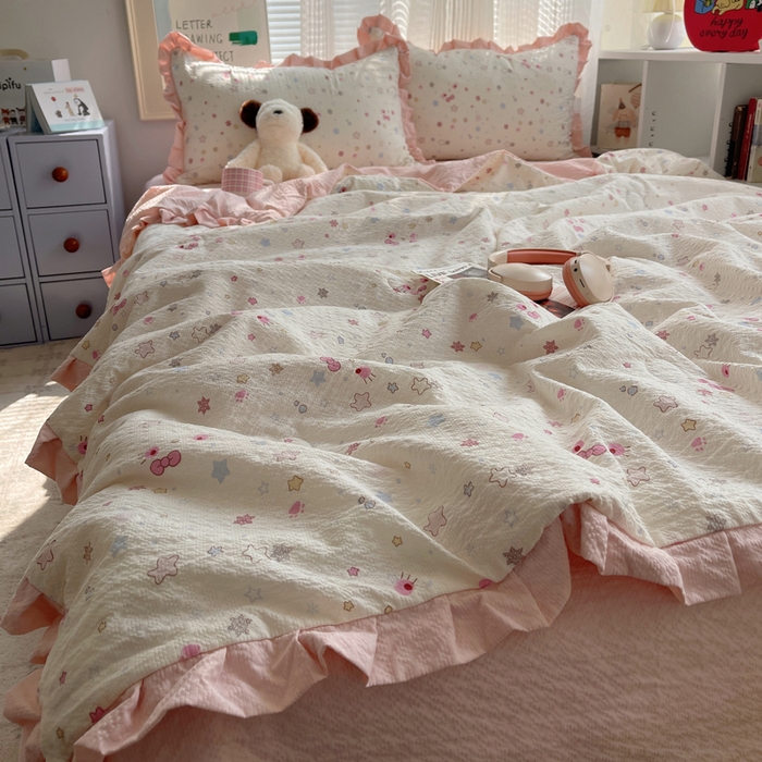 91家纺网 家纺一手货源 找家纺 迪梦姿家纺 2026新款泡芙纱花边款夏被四件套 躲猫猫