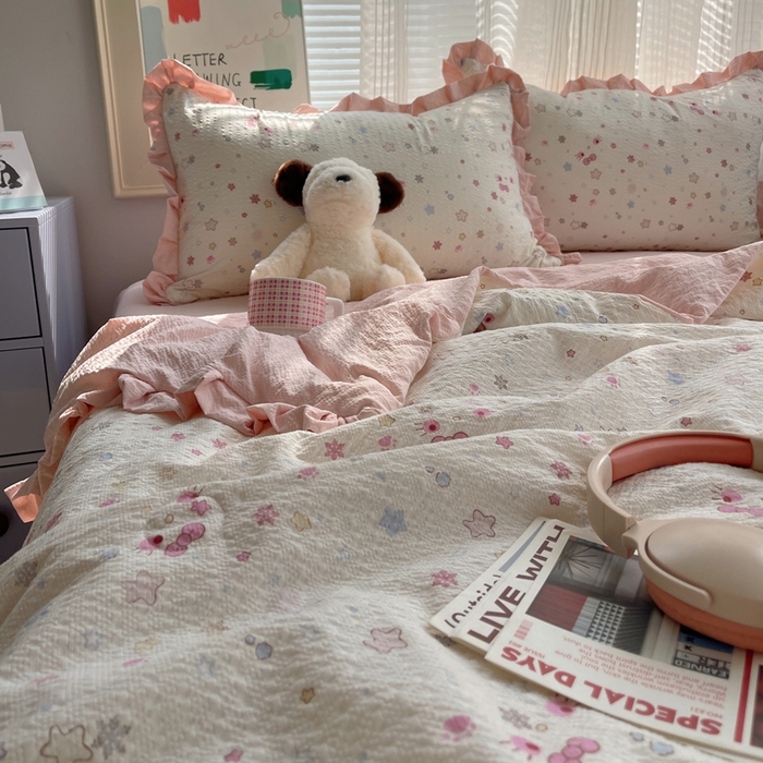 91家纺网 家纺一手货源 找家纺 迪梦姿家纺 2026新款泡芙纱花边款夏被四件套 躲猫猫