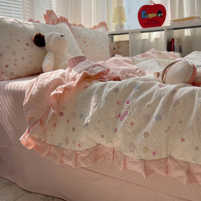 91家纺网 家纺一手货源 找家纺 迪梦姿家纺 2026新款泡芙纱花边款夏被四件套 躲猫猫