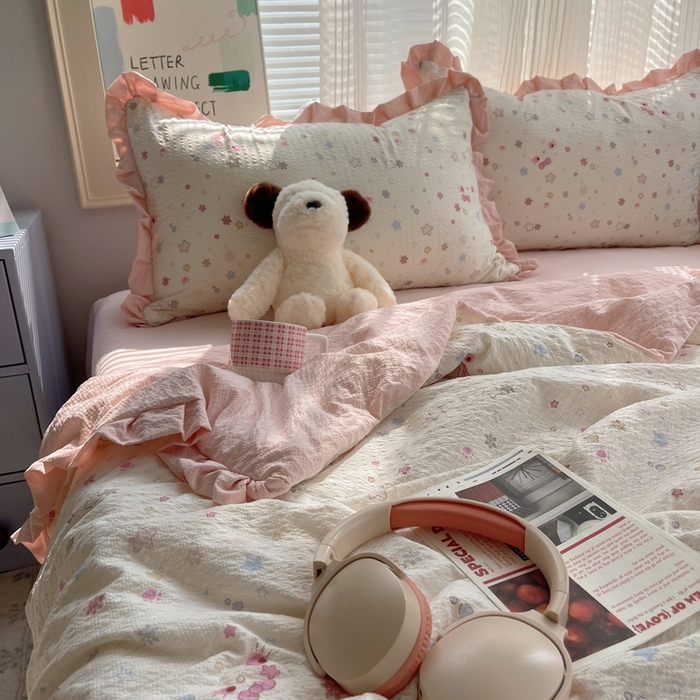 91家纺网 家纺一手货源 找家纺 迪梦姿家纺 2026新款泡芙纱花边款夏被四件套 躲猫猫