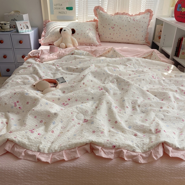 91家纺网 家纺一手货源 找家纺 迪梦姿家纺 2026新款泡芙纱花边款夏被四件套 躲猫猫