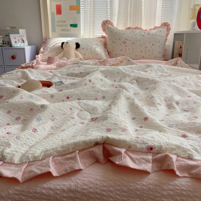 91家纺网 家纺一手货源 找家纺 迪梦姿家纺 2026新款泡芙纱花边款夏被四件套 躲猫猫