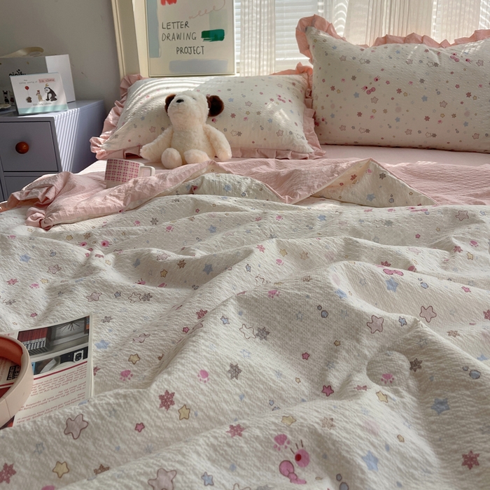 91家纺网 家纺一手货源 找家纺 迪梦姿家纺 2026新款泡芙纱花边款夏被四件套 躲猫猫