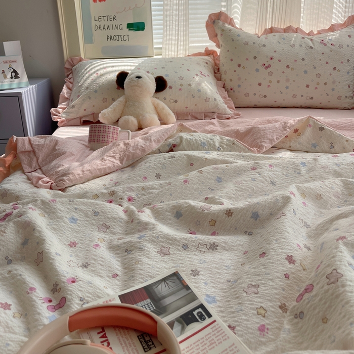 91家纺网 家纺一手货源 找家纺 迪梦姿家纺 2026新款泡芙纱花边款夏被四件套 躲猫猫