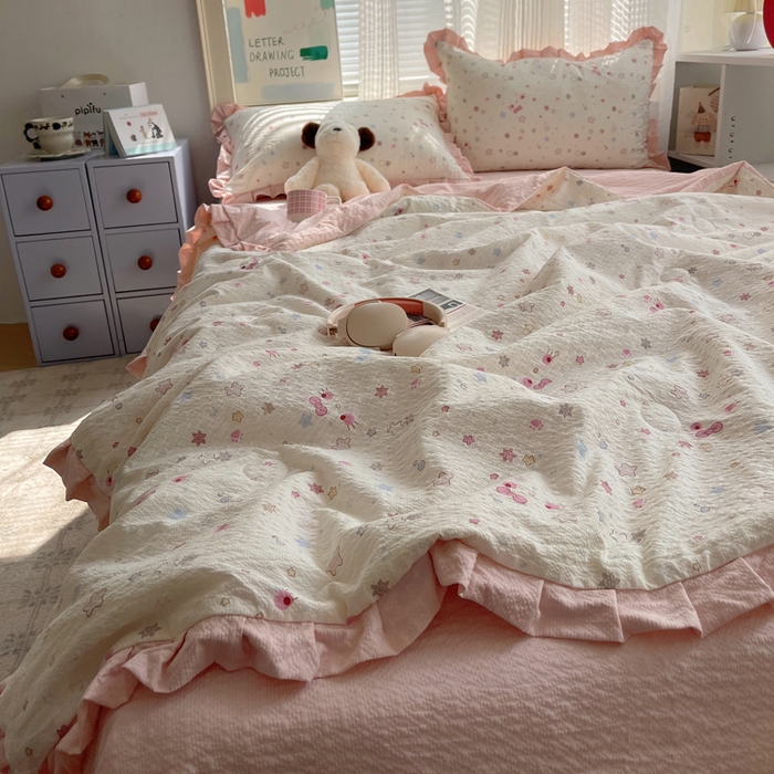 91家纺网 家纺一手货源 找家纺 迪梦姿家纺 2026新款泡芙纱花边款夏被四件套 躲猫猫