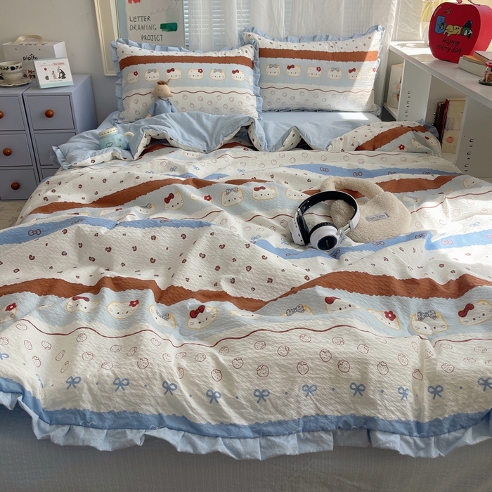 91家纺网 家纺一手货源 找家纺 迪梦姿家纺 2026新款泡芙纱花边款夏被四件套 可可小猫条