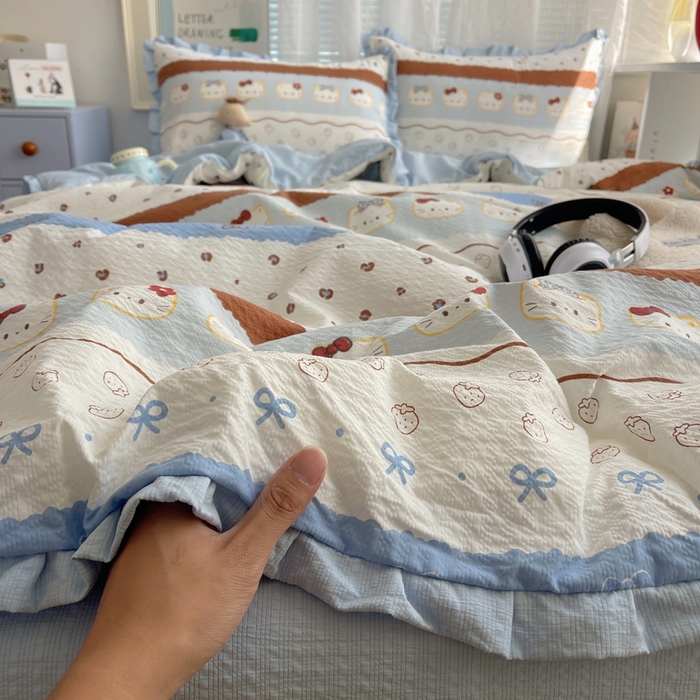 91家纺网 家纺一手货源 找家纺 迪梦姿家纺 2026新款泡芙纱花边款夏被四件套 可可小猫条