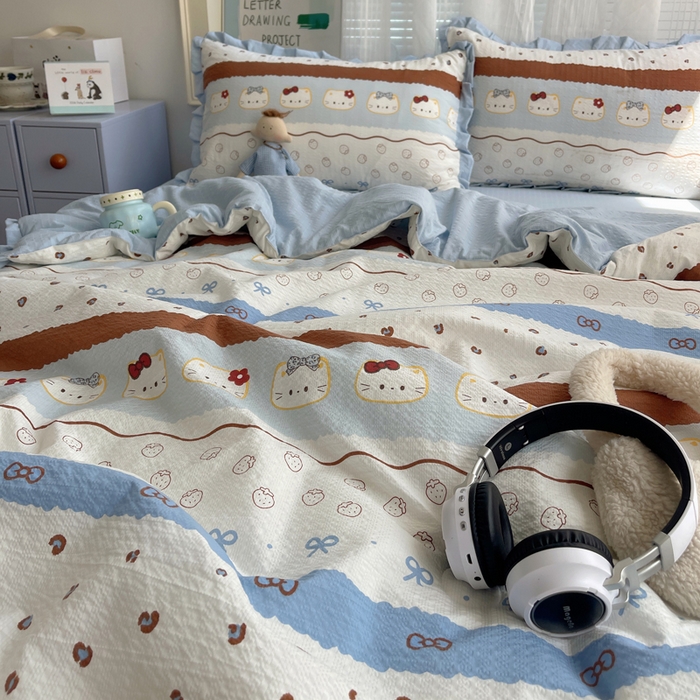 91家纺网 家纺一手货源 找家纺 迪梦姿家纺 2026新款泡芙纱花边款夏被四件套 可可小猫条