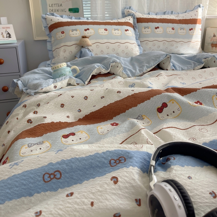 91家纺网 家纺一手货源 找家纺 迪梦姿家纺 2026新款泡芙纱花边款夏被四件套 可可小猫条