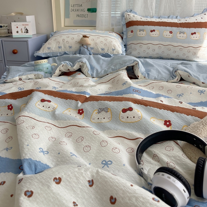 91家纺网 家纺一手货源 找家纺 迪梦姿家纺 2026新款泡芙纱花边款夏被四件套 可可小猫条