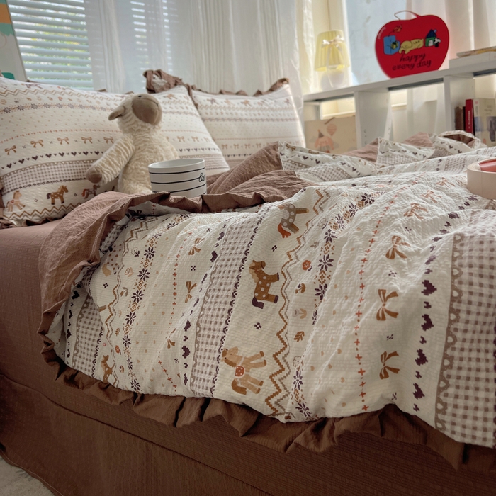 迪梦姿家纺 2026新款泡芙纱花边款夏被四件套 栗色木马纹