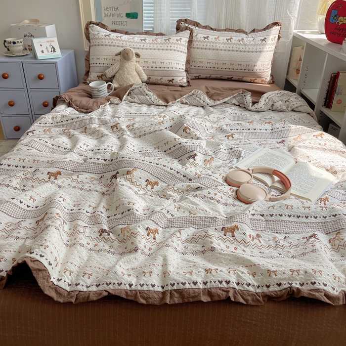 91家纺网 家纺一手货源 找家纺 迪梦姿家纺 2026新款泡芙纱花边款夏被四件套 栗色木马纹