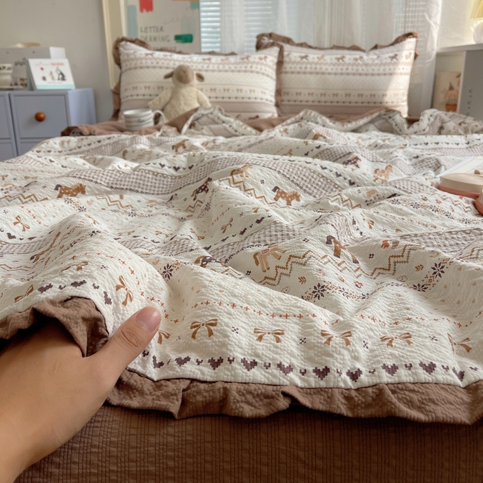 91家纺网 家纺一手货源 找家纺 迪梦姿家纺 2026新款泡芙纱花边款夏被四件套 栗色木马纹