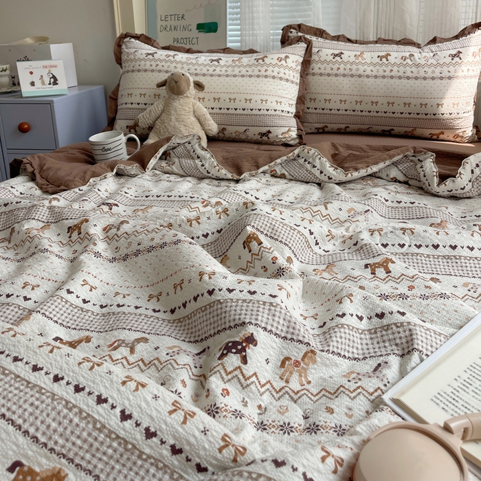 91家纺网 家纺一手货源 找家纺 迪梦姿家纺 2026新款泡芙纱花边款夏被四件套 栗色木马纹