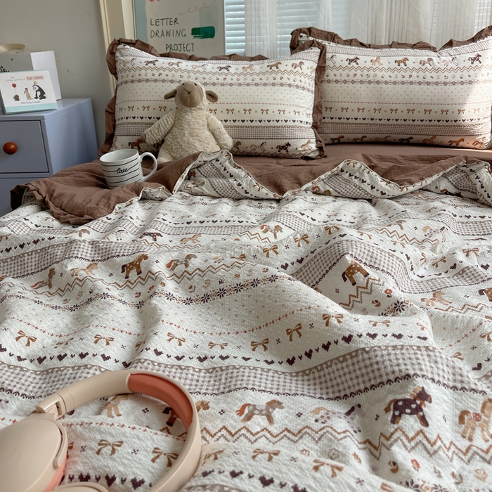 91家纺网 家纺一手货源 找家纺 迪梦姿家纺 2026新款泡芙纱花边款夏被四件套 栗色木马纹