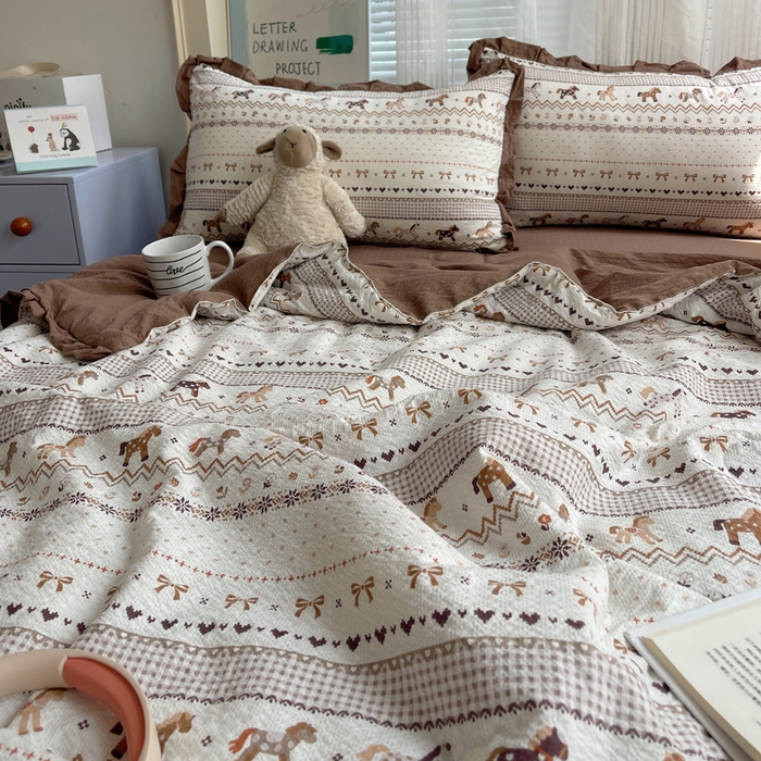 91家纺网 家纺一手货源 找家纺 迪梦姿家纺 2026新款泡芙纱花边款夏被四件套 栗色木马纹