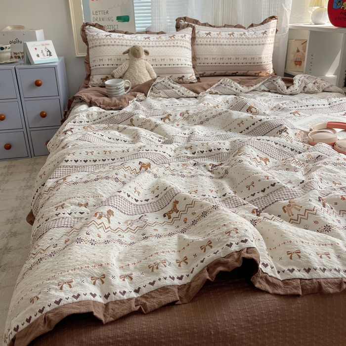 91家纺网 家纺一手货源 找家纺 迪梦姿家纺 2026新款泡芙纱花边款夏被四件套 栗色木马纹