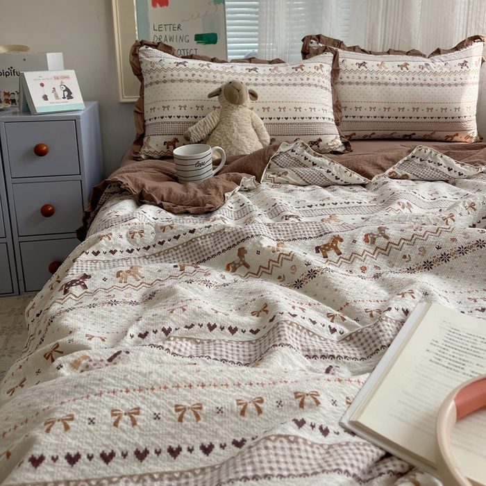 91家纺网 家纺一手货源 找家纺 迪梦姿家纺 2026新款泡芙纱花边款夏被四件套 栗色木马纹