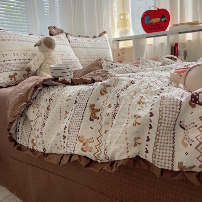 91家纺网 家纺一手货源 找家纺 迪梦姿家纺 2026新款泡芙纱花边款夏被四件套 栗色木马纹