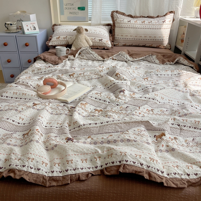 91家纺网 家纺一手货源 找家纺 迪梦姿家纺 2026新款泡芙纱花边款夏被四件套 栗色木马纹