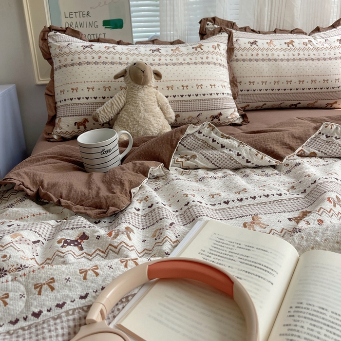 91家纺网 家纺一手货源 找家纺 迪梦姿家纺 2026新款泡芙纱花边款夏被四件套 栗色木马纹