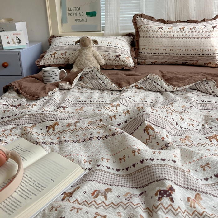 91家纺网 家纺一手货源 找家纺 迪梦姿家纺 2026新款泡芙纱花边款夏被四件套 栗色木马纹