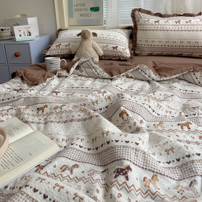 91家纺网 家纺一手货源 找家纺 迪梦姿家纺 2026新款泡芙纱花边款夏被四件套 栗色木马纹