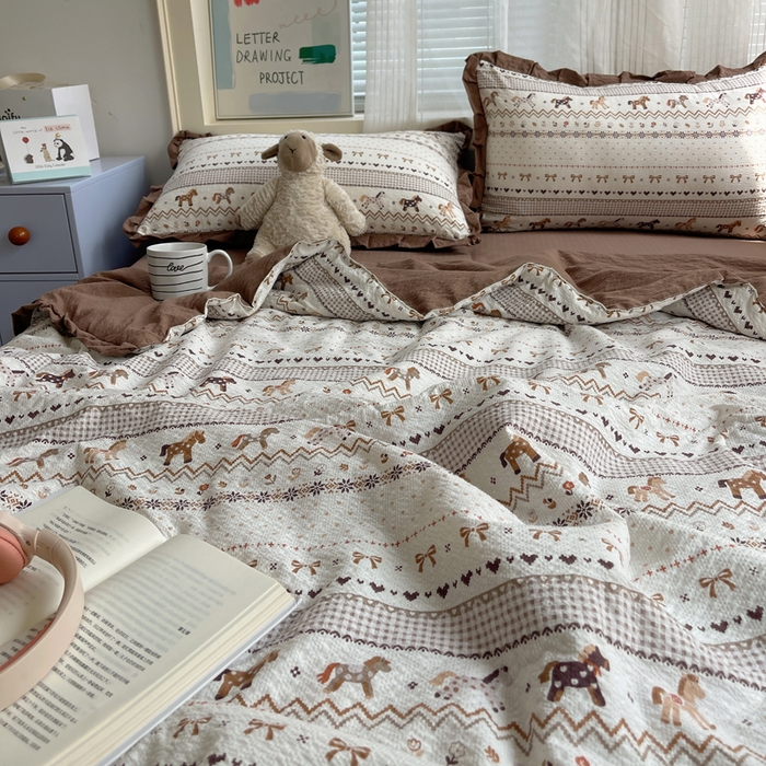 91家纺网 家纺一手货源 找家纺 迪梦姿家纺 2026新款泡芙纱花边款夏被四件套 栗色木马纹