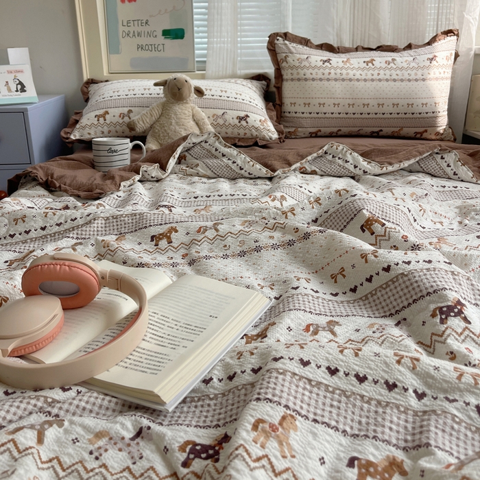 91家纺网 家纺一手货源 找家纺 迪梦姿家纺 2026新款泡芙纱花边款夏被四件套 栗色木马纹