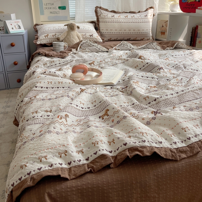 91家纺网 家纺一手货源 找家纺 迪梦姿家纺 2026新款泡芙纱花边款夏被四件套 栗色木马纹