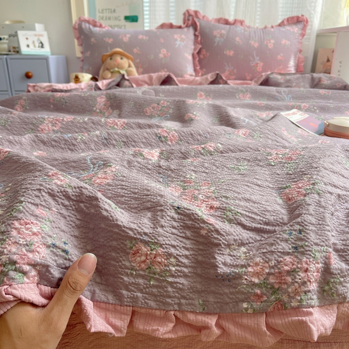 91家纺网 家纺一手货源 找家纺 迪梦姿家纺 2026新款泡芙纱花边款夏被四件套 满堂红樱花粉