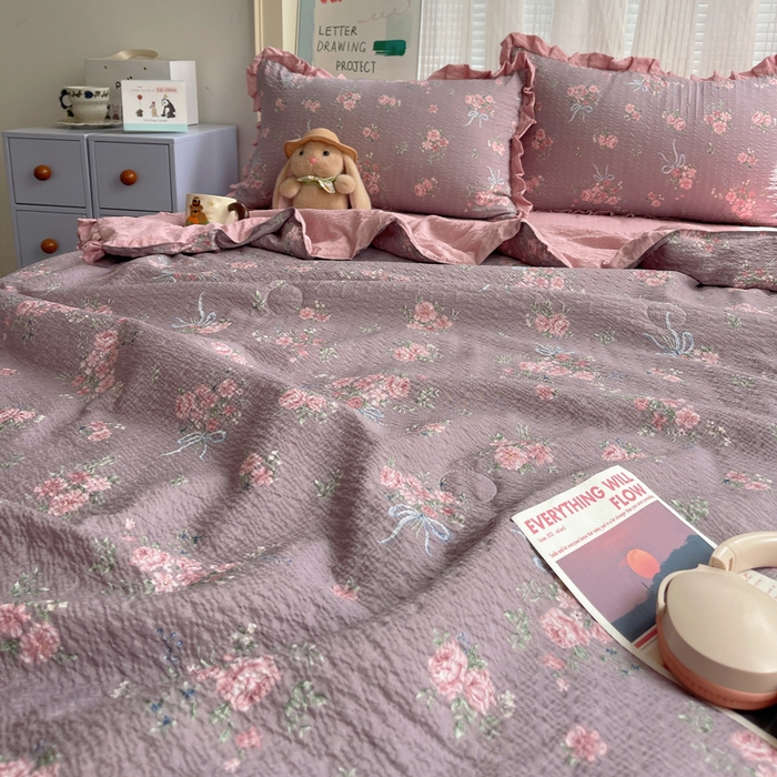 91家纺网 家纺一手货源 找家纺 迪梦姿家纺 2026新款泡芙纱花边款夏被四件套 满堂红樱花粉