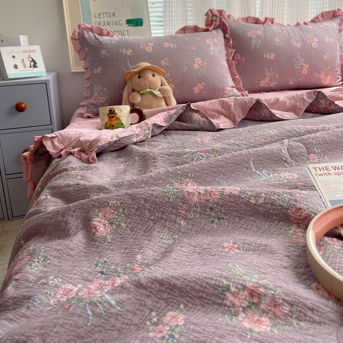91家纺网 家纺一手货源 找家纺 迪梦姿家纺 2026新款泡芙纱花边款夏被四件套 满堂红樱花粉