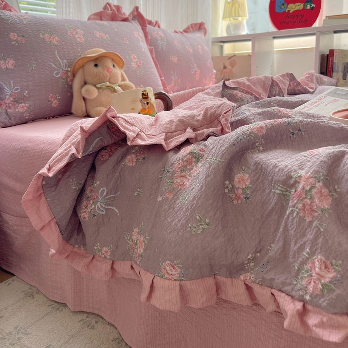 91家纺网 家纺一手货源 找家纺 迪梦姿家纺 2026新款泡芙纱花边款夏被四件套 满堂红樱花粉