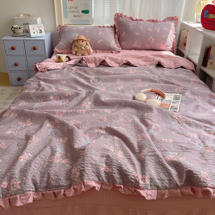 91家纺网 家纺一手货源 找家纺 迪梦姿家纺 2026新款泡芙纱花边款夏被四件套 满堂红樱花粉