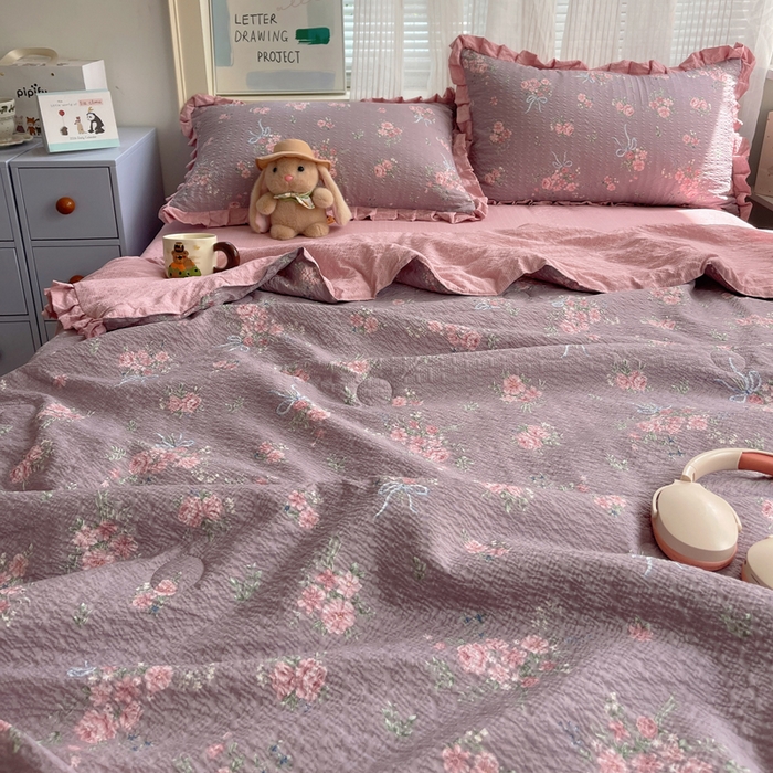 91家纺网 家纺一手货源 找家纺 迪梦姿家纺 2026新款泡芙纱花边款夏被四件套 满堂红樱花粉