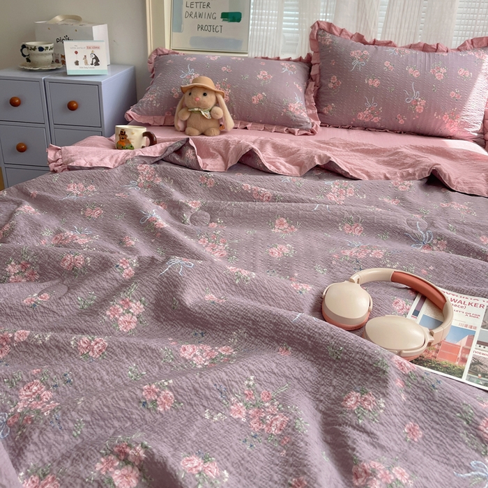 91家纺网 家纺一手货源 找家纺 迪梦姿家纺 2026新款泡芙纱花边款夏被四件套 满堂红樱花粉