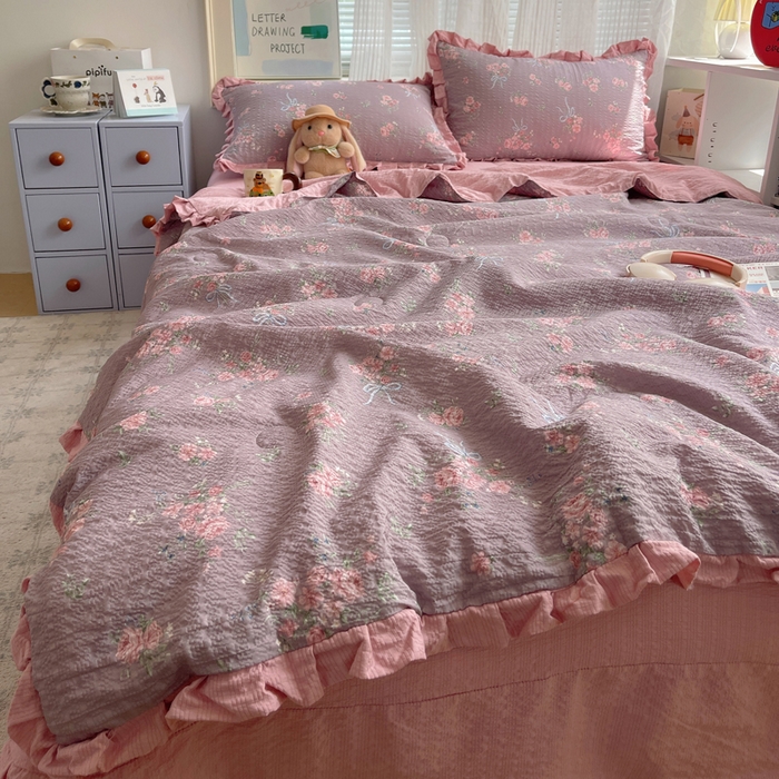 91家纺网 家纺一手货源 找家纺 迪梦姿家纺 2026新款泡芙纱花边款夏被四件套 满堂红樱花粉