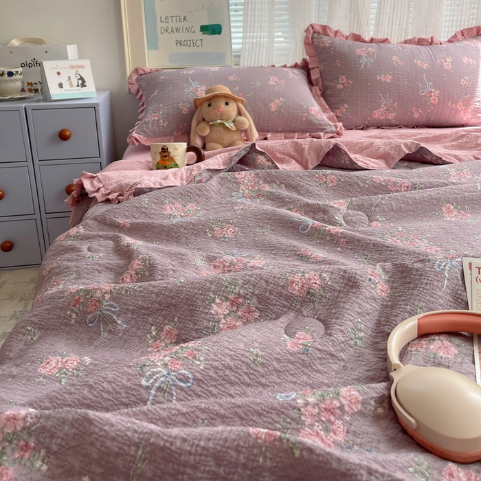 91家纺网 家纺一手货源 找家纺 迪梦姿家纺 2026新款泡芙纱花边款夏被四件套 满堂红樱花粉