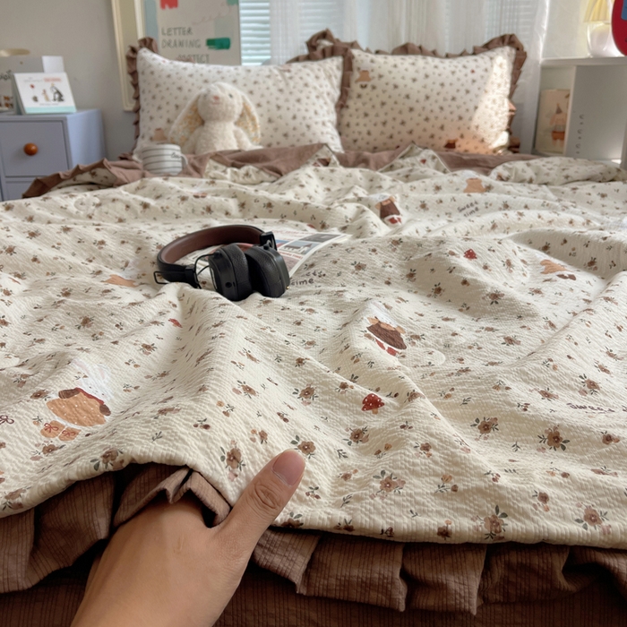 91家纺网 家纺一手货源 找家纺 迪梦姿家纺 2026新款泡芙纱花边款夏被四件套 田园兔