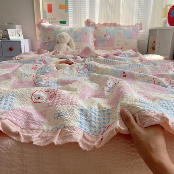 91家纺网 家纺一手货源 找家纺 迪梦姿家纺 2026新款泡芙纱花边款夏被四件套 甜喵块块