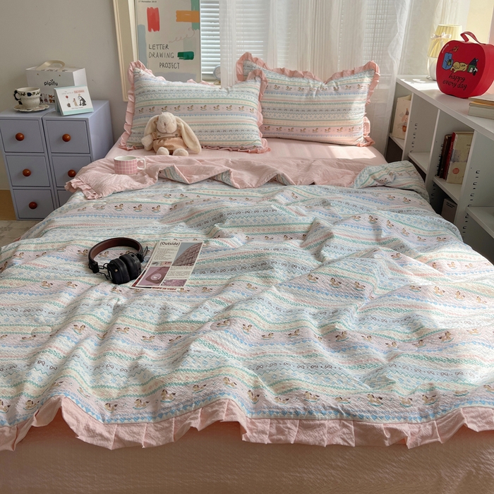 91家纺网 家纺一手货源 找家纺 迪梦姿家纺 2026新款泡芙纱花边款夏被四件套 甜心木马卷