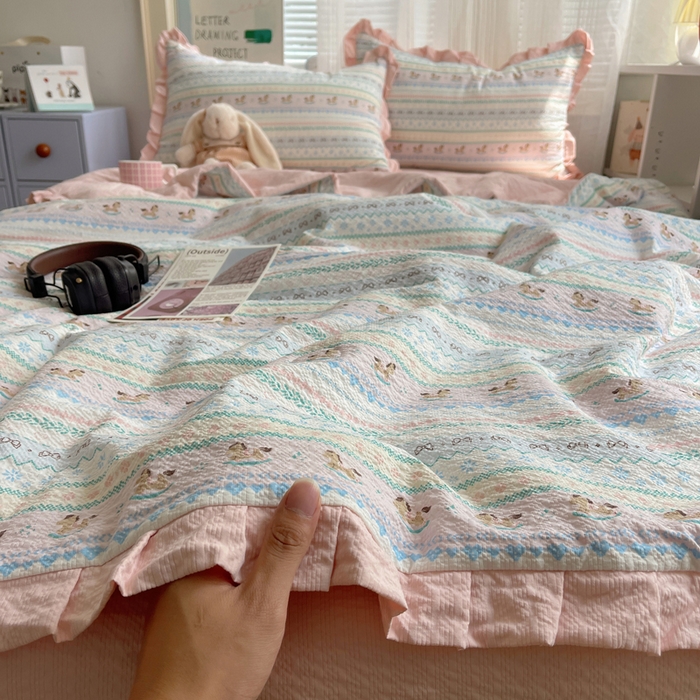 91家纺网 家纺一手货源 找家纺 迪梦姿家纺 2026新款泡芙纱花边款夏被四件套 甜心木马卷