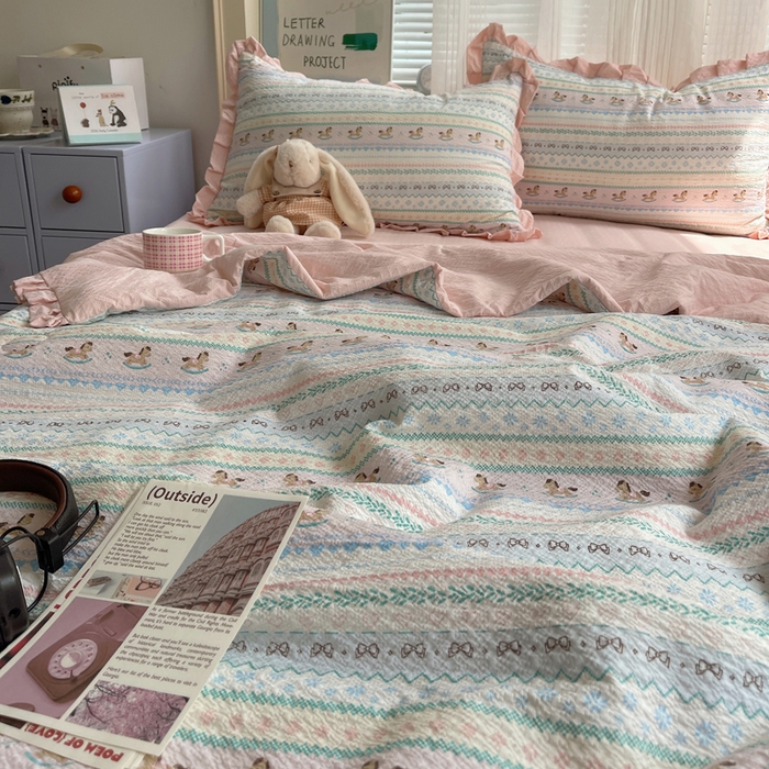 91家纺网 家纺一手货源 找家纺 迪梦姿家纺 2026新款泡芙纱花边款夏被四件套 甜心木马卷